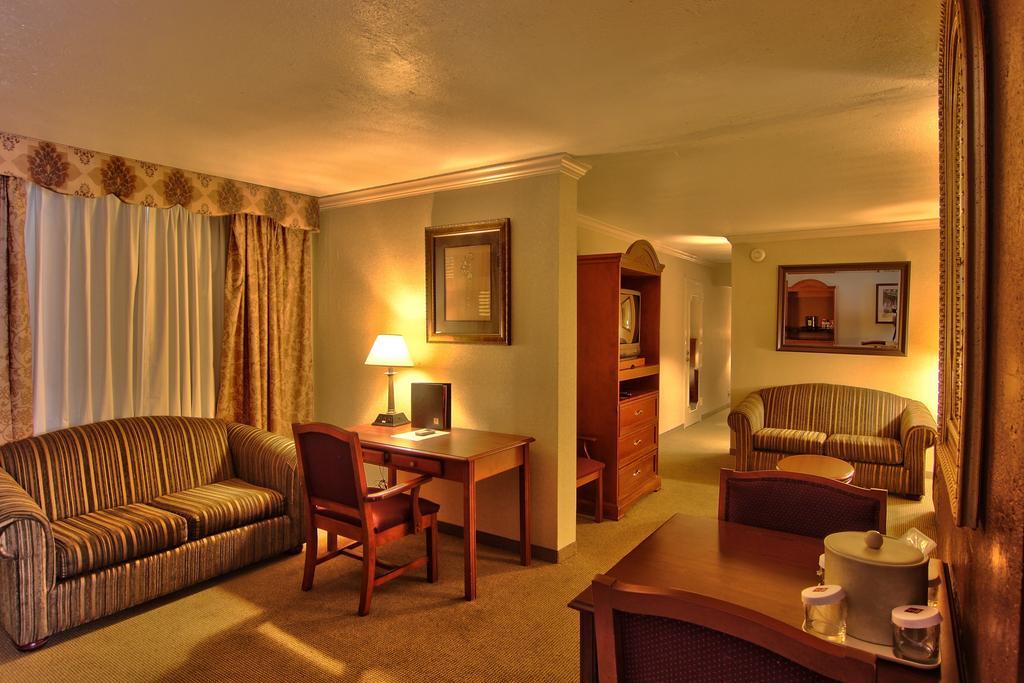 Clarion Inn Conference Center Modesto Exterior photo